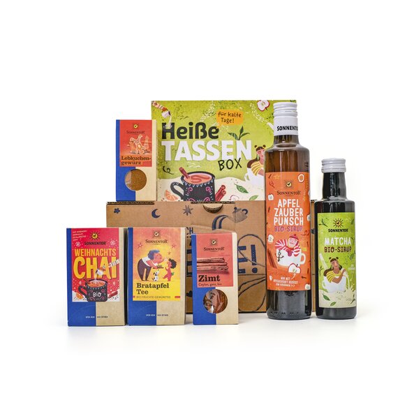 Auf dem Bild ist die SONNENTOR Themenbox Heiße Tassen zu sehen mit allen Produkten, die in der Box enthalten sind!