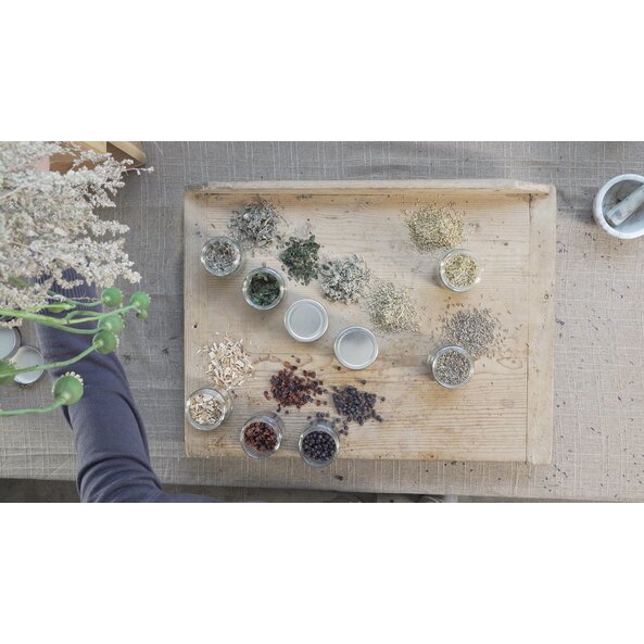 Abgebildet ist ein Küchenbrett mit vielen verschiedenen Kräutern. | © Florian Bauer