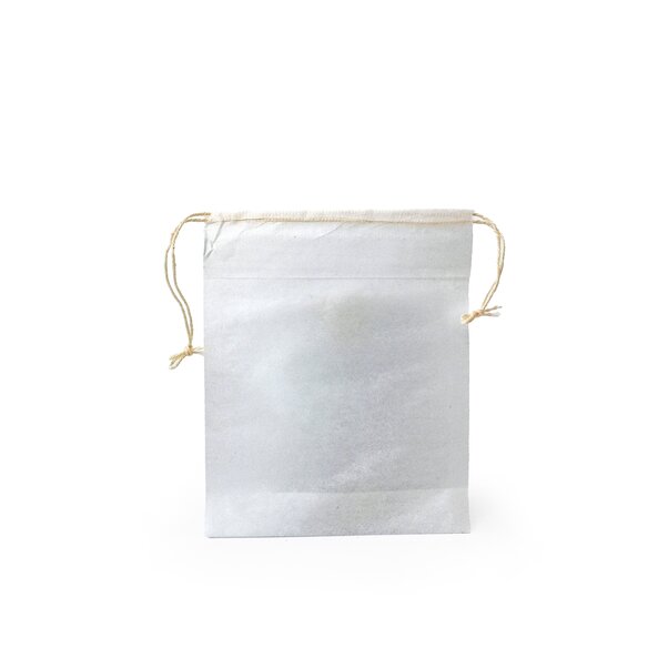 Der Teekannenfilter sieht aus wie ein kleines Geschenksäckchen und hat einen Kordelzug.