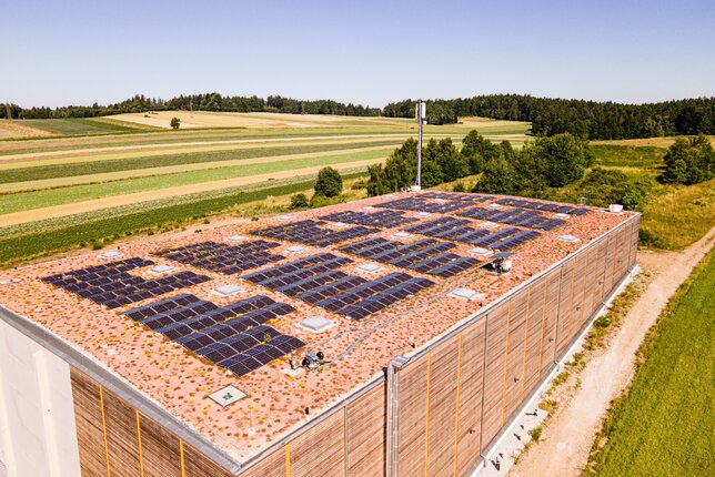 Zu sehen ist die Photovoltaikanlage Sprögnitz - Halle Himmelhoch! | © SONNENTOR