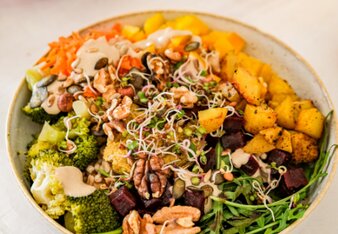 Gemüsebowl mit Dinkelreis | © SONNENTOR